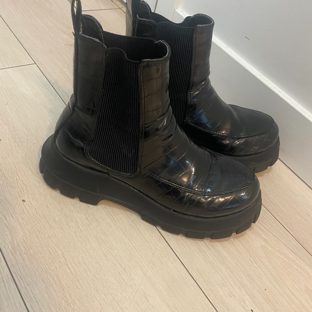 Urban Outfitters - Glossy Croc Chunky Boot (Black, US 8)
